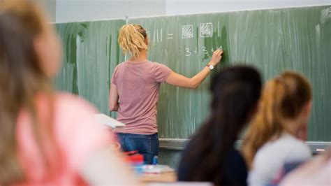 Lehrerin mit hammer Körper wird in Klasse gefickt